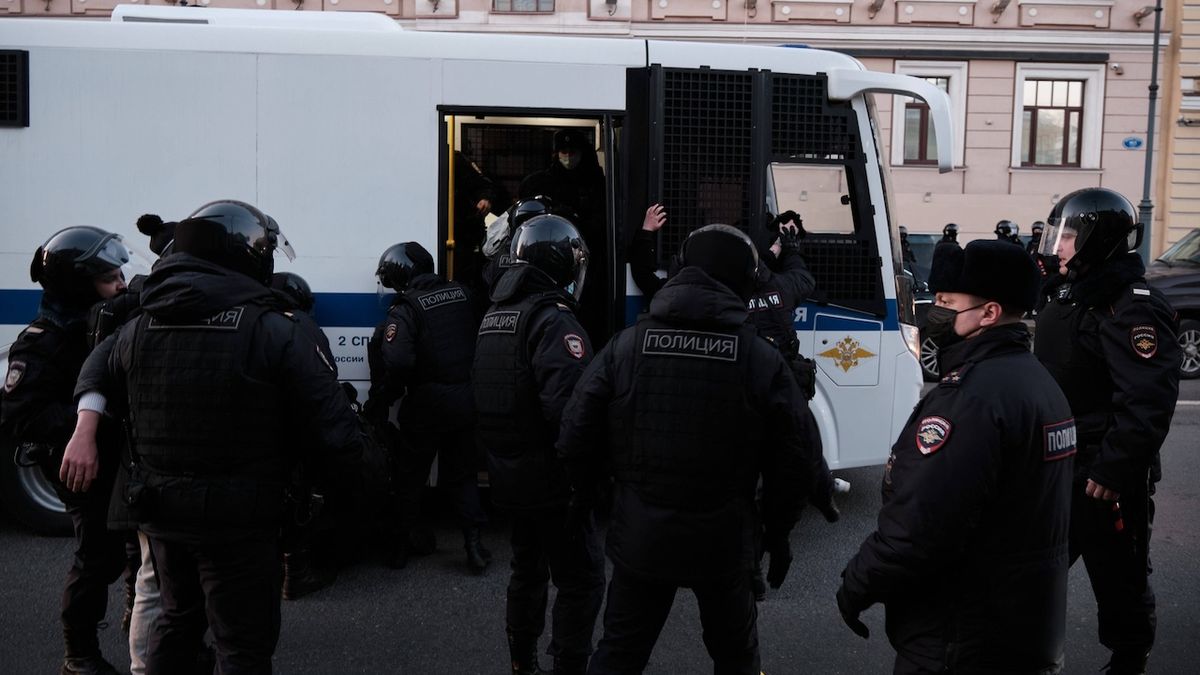 Ruská policie zatýká za účast na protiválečných protestech i děti